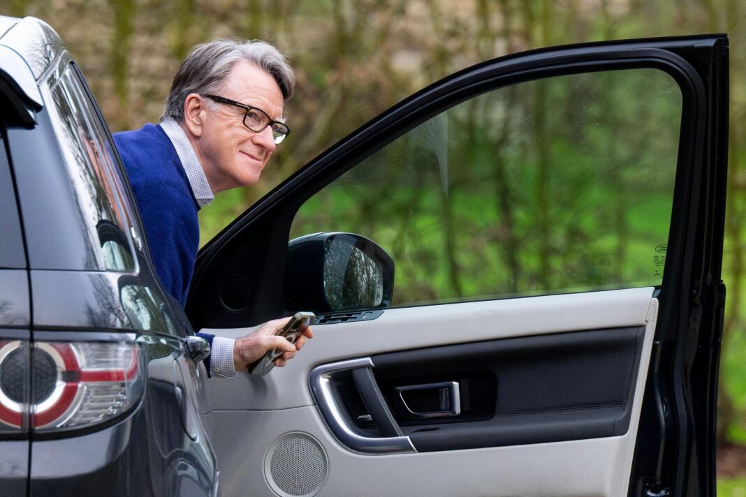 Premierul Marii Britanii recunoaşte, în parlament, că nu ar fi trebuit să îl numească ambasador pe Mandelson