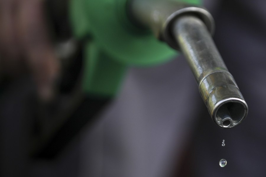 Prețul motorinei a scăzut pentru prima oară după declanșarea războiului din Iran. Ce se întâmplă cu benzina