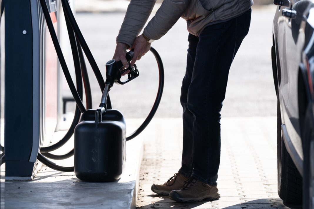 Prețul petrolului, în continuă scădere pe fondul posibilei reluări a negocierilor SUA-Iran / Costul petrolului Brent a scăzut la 94,27 de dolari