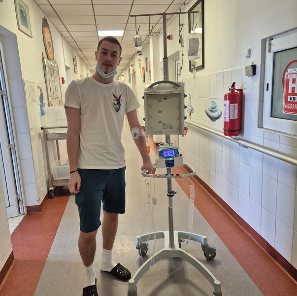 Prețul vieții pentru un adolescent: David are nevoie de 300.000 de euro pentru a trăi. România, neputincioasă în fața cazurilor grave