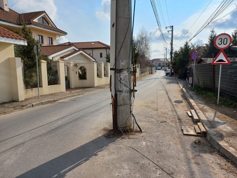 Primăria București a început să demonteze stâlpii de iluminat vechi. Capitala e plină de stîlpi aproape putreziți