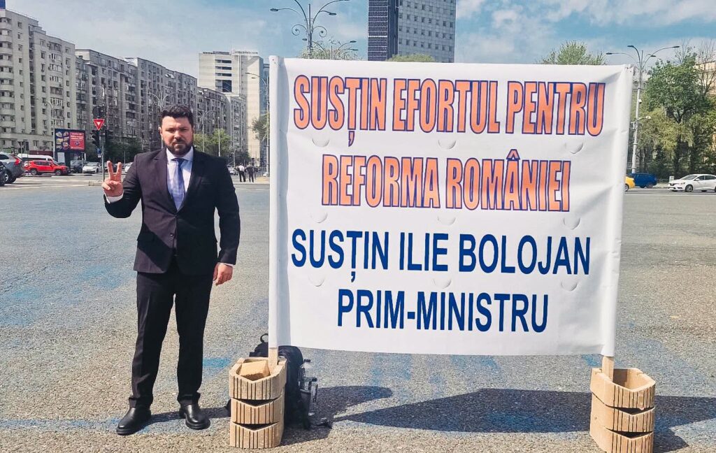 Primarul din Rădăuți, Bogdan Loghin (PNL), în Piața Victoriei pentru a-l susține pe premierul Ilie Bolojan