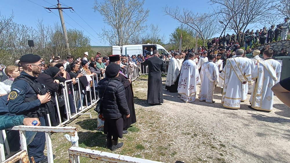 Procesiune cu sute de credincioși la Dervent, de Izvorul Tămăduirii