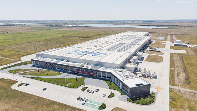 Producătorul electrocasnicelor Arctic şi Beko a trecut pentru prima dată de pragul de 4 mld. lei afaceri în România,după un salt de 16,5% în 2025. Firma a revenit şi pe profit