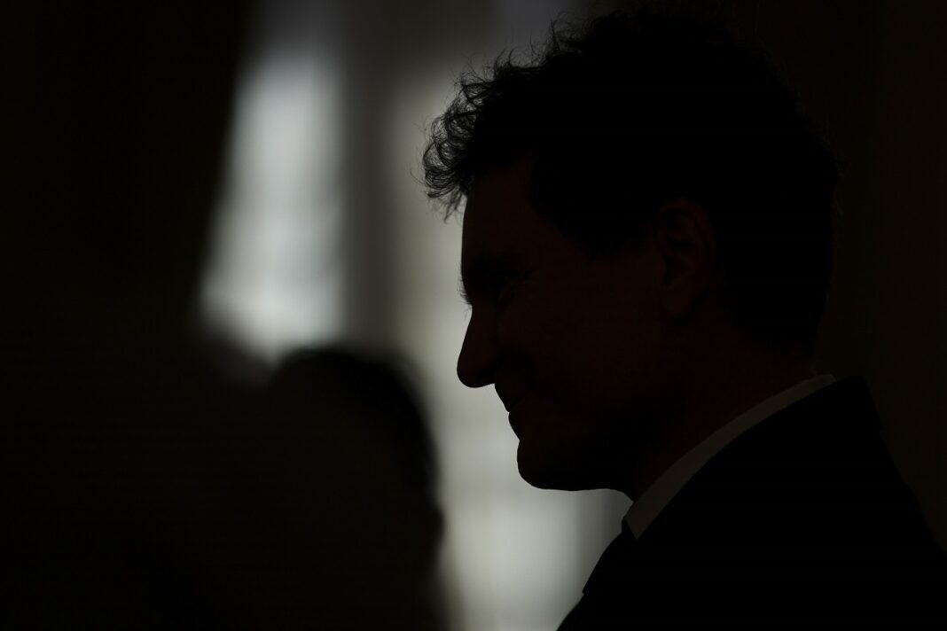 Profesorul de economie Cristian Păun, prima voce din societatea civilă care refuză o invitație de la Administrația Prezidențială la recepția de Ziua Europei: ”Ar fi de-a dreptul absurd să particip la o sindrofie care celebrează ”Europa”, după o victorie foarte probabilă a dușmanilor ei. Refuz să fac parte din asta!”