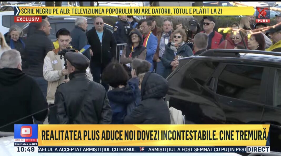 Protest cu câțiva oameni în fața CNA după închiderea Realitatea Plus. Moderatoare: ”Protest uriaș”