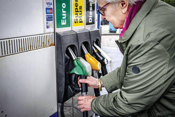 Proteste împotriva preţurilor la combustibil în Irlanda. Poliţia le consideră ilegale