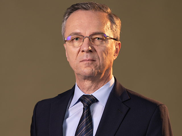 Radu Crăciun se retrage din funcţia de Preşedinte-Director General al BCR Pensii: După o perioadă intensă de implicare executivă, consider că este momentul potrivit pentru această tranziţie, în care pot contribui într-un alt mod, dar cu aceeaşi convingere la evoluţia mediului de business şi investiţional din România