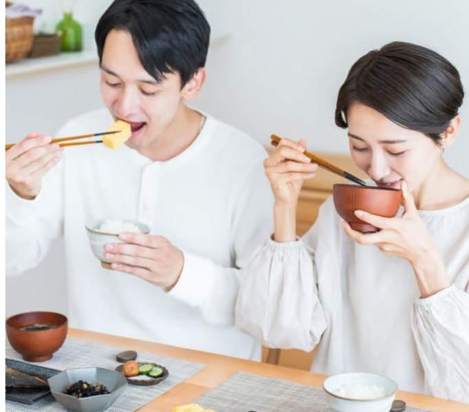 Regula de aur din Japonia care te ajută să slăbești natural fără dietă și fără efort. Cum funcționează „80% sătul”