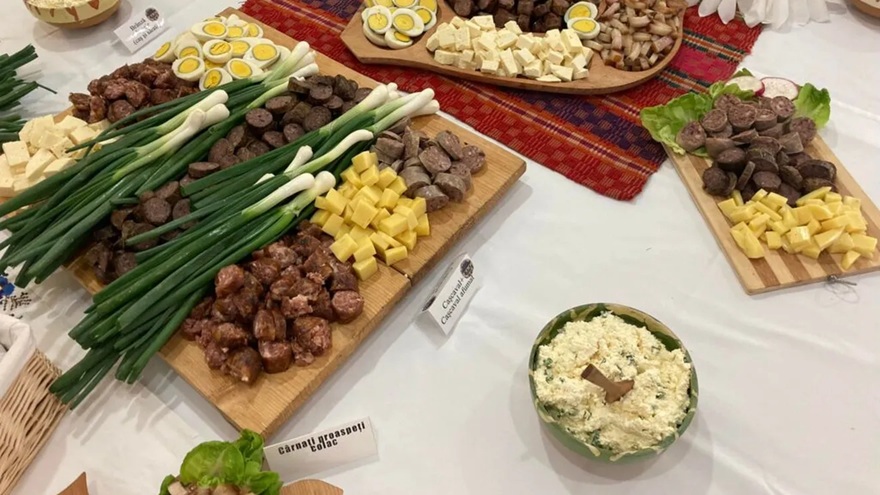 REPORTAJ FOTO | „Este plăcut să vezi că vine omul și gustă preparatul tău” / „Rețeta” prin care Țara Făgetului a ajuns pe harta turismului gastronomic