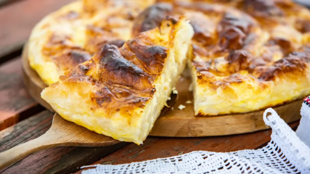 Rețeta tradițională de plăcintă cu foi subțiri și brânză de vaci / Se face răsucită sau la tavă