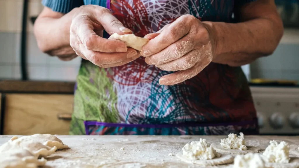 Rețetă tradițională din Moldova: Colțunași dulci cu brânză / Au aluat fraged și o umplutură cremoasă
