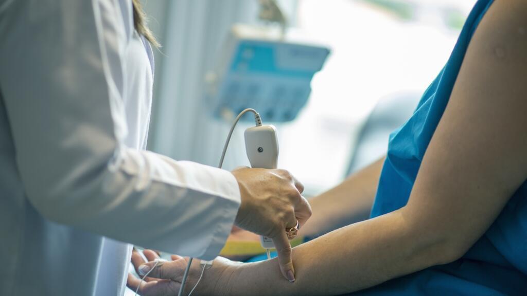 RFI: Prima zi de concediu medical, plătită unor categorii de pacienți. Excepțiile, votate astăzi în Parlament