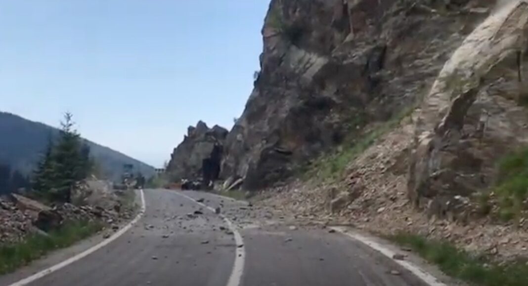 Risc de căderi de pietre în Cheile Bicazului / Autoritățile fac apel la prudență