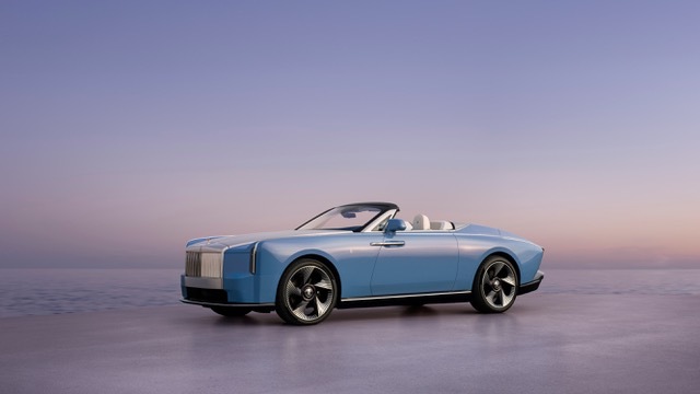 Rolls-Royce prezintă Project Nightingale, primul model dintr-o colecţie coachbuild: un cabriolet electric cu doar două locuri, limitat la 100 de exemplare, cu livrări din 2028