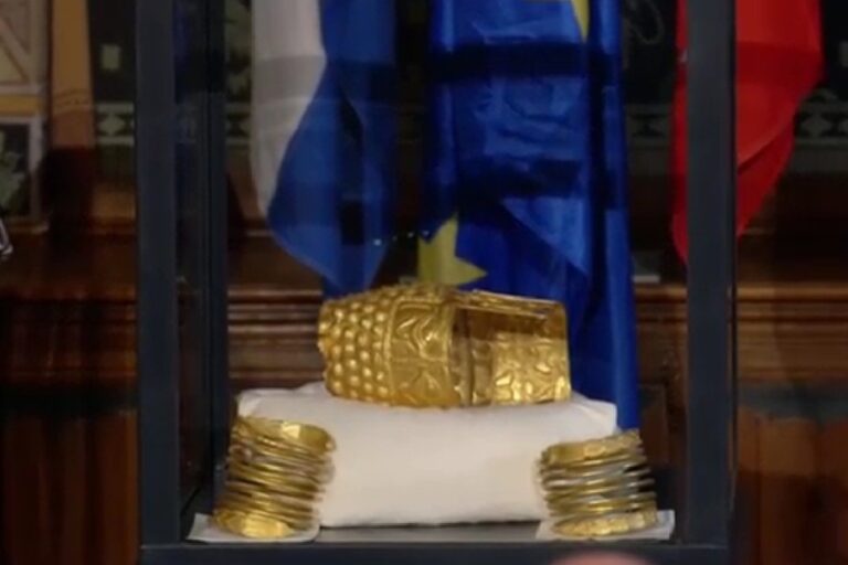 România a intrat oficial în posesia Coifului de la Coțofenești și a celor două brățări dacice găsite de autoritățile din Țările de Jos