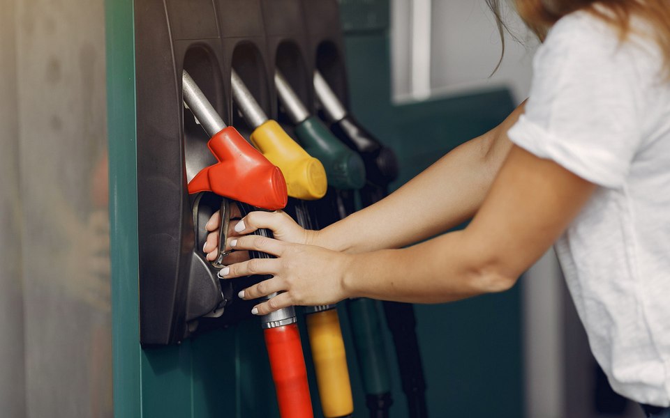 România, printre țările cu cele mai mari creșteri la combustibili. Carburanții s-au scumpit în UE cu 12,9% în martie