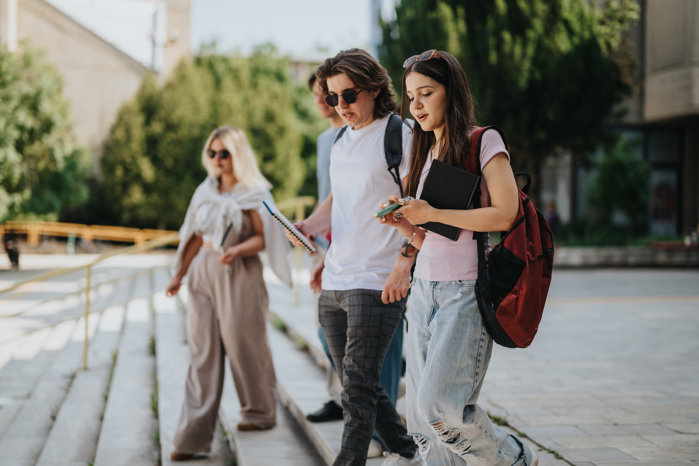 România rămâne încă prima opţiune pentru generaţia ta. Cum motivează o parte dintre tineri această alegere?