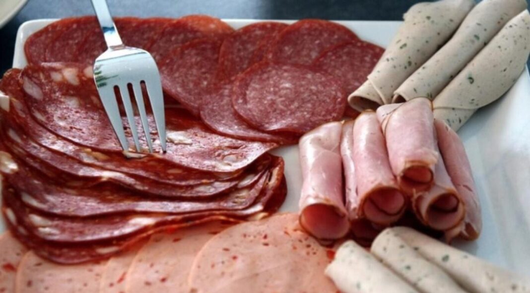 Românii consumă lunar zeci de feluri de mezeluri