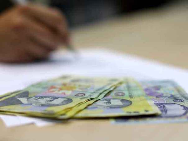 Românii consumă pe datorie ca să-şi menţină nivelul de trai, când economia frânează. Creditele de consum noi au urcat în 2025 la un maxim istoric. Valoarea creditelor de consum efectiv noi, fără refinanţări şi rescadenţări, a trecut de 46 mld. lei, în creştere anuală cu 11%. Cum a început 2026 şi ce urmează?