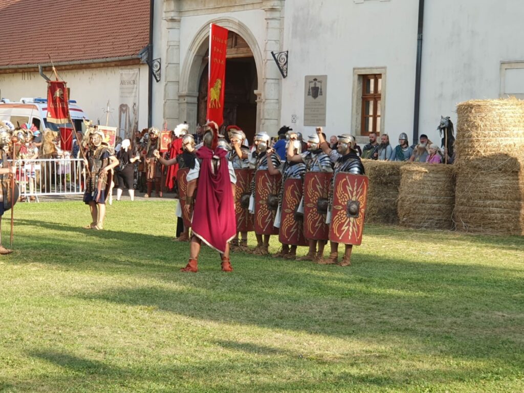 Romanii, dacii, gladiatorii și nimfele dansatoare au revenit la Alba Iulia. Un nou sezon de reenactment istoric în cetatea Alba Carolina