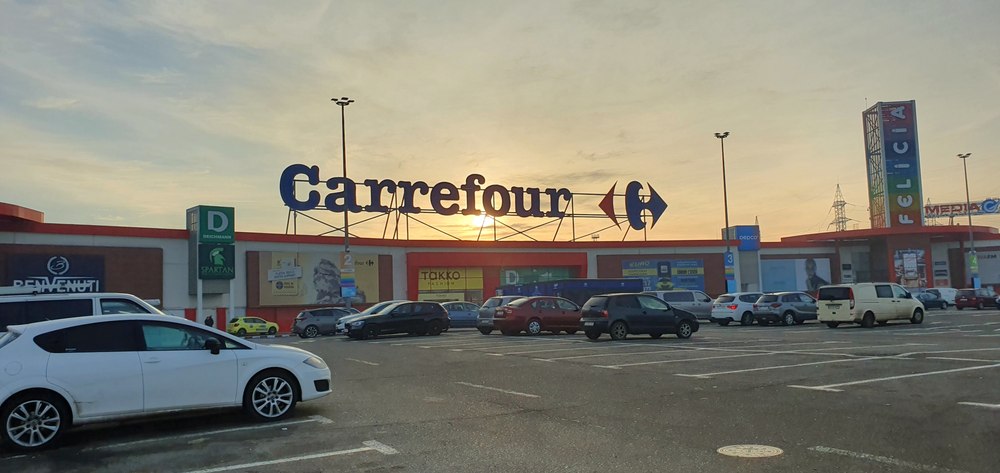 Românii pot câștiga bani în plus lucrând ocazional pentru Carrefour. Ce este ”pay-per-task” și ce sume se pot obține