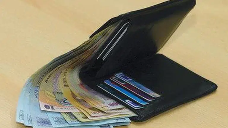 Românii strâng cureaua: peste 77% reduc cheltuielile neesențiale pe fondul presiunilor economice