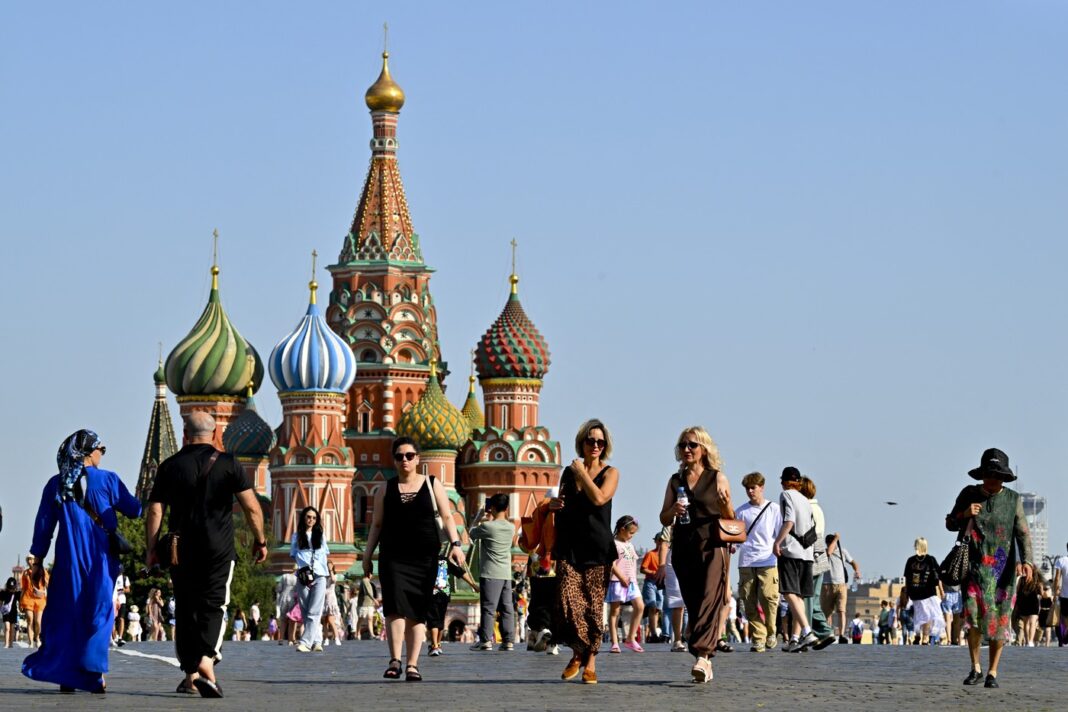 Rusia curtează angajaţii străini cu o noua schemă online, pe fondul deficitului acut de forţă de muncă