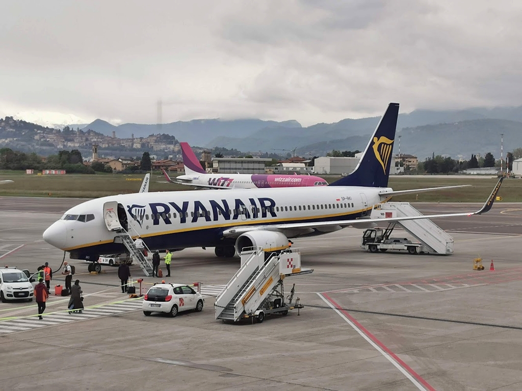 Ryanair și Lufthansa anunță creșteri de prețuri / Risc de anulare a zborurilor / Din luna mai va începe penuria de combustibil pentru avioane – presă