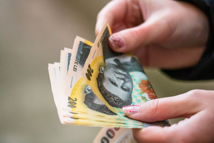 Salariul mediu net a fost de 5.557 lei în februarie 2026, în creştere cu 3,8% an/an, însă puterea de cumpărare a populaţiei a scăzut cu 5%