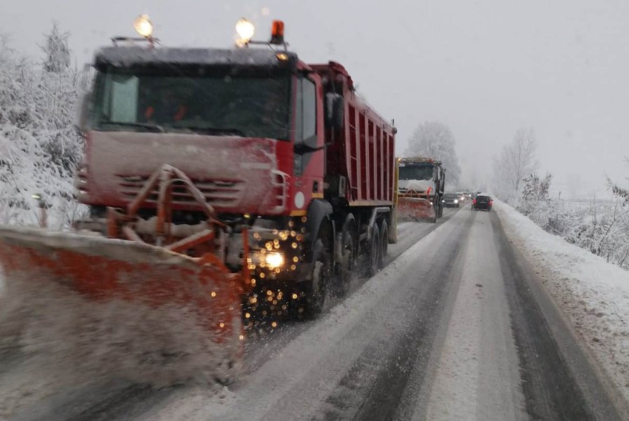 Sărbătoare de 1 Mai cu ninsoare pe mai multe șosele din țară. Unde au fost scoase pe traseu utilajele de deszăpezire