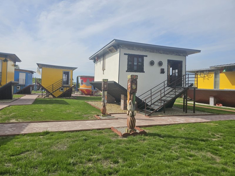 Satul răsturnat, locul care a devenit un fenomen turistic în România: povestea tânărului care a transformat o idee într-o afacere de succes