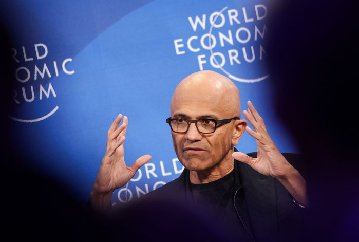 Satya Nadella, şeful Microsoft, deschide şampania: Gigantul tehnologic raportează venituri de 82 de miliarde şi profit uşor peste aşteptări pentru primul trimestru din 2026, cu inteligenţa artificială conturându-se ca motor de creştere
