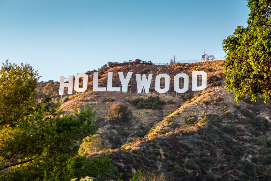 Scandal la Hollywood: sute de vedete au semnat o scrisoare prin care contestă preluarea Warner Bros. de către Paramount Skydance