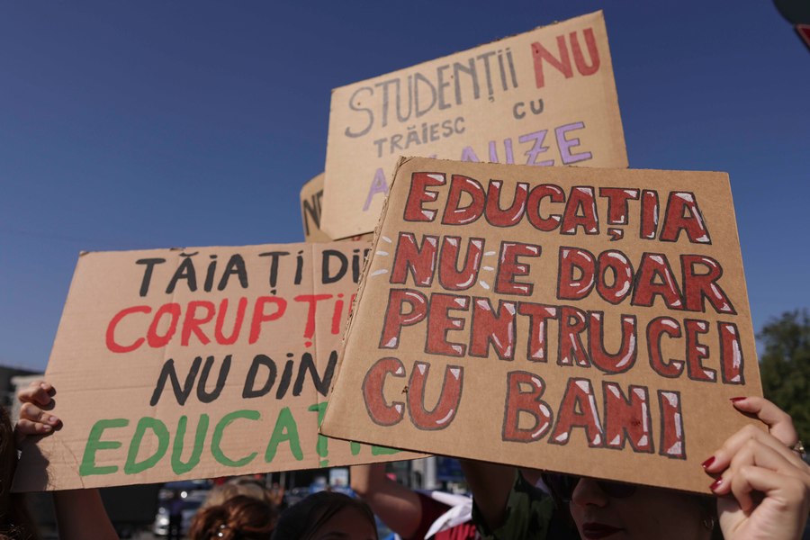 Scandal nou în Ministerul Educației din cauza unei circulare care taie cheltuielile de personal. Sindicatele anunță proteste