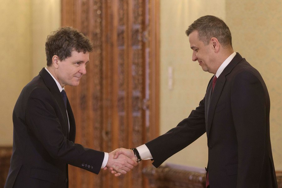 Scena politică, redesenată de criza din coaliție: AUR câștigă influență, USR pierde teren, iar PSD face un joc riscant