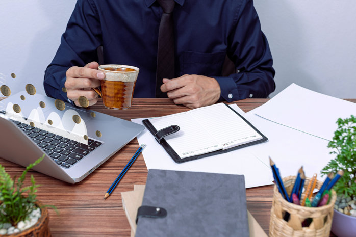 Schimbă digitalul şi inteligenţa artificială locul din care lucrăm? Doar patru din zece angajaţi din UE mai muncesc exclusiv dintr-un singur loc