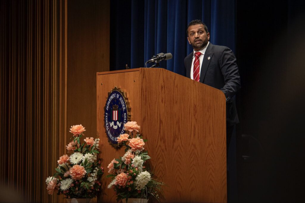 Şeful FBI dă în judecată o publicaţie care a scris că riscă să fie demis din cauza consumului de alcool