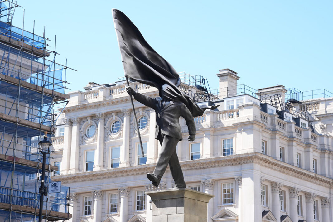 Semnătura artistului stradal Banksy, găsită pe o statuie misterioasă din centrul Londrei / Nu este confirmat că îi aparține