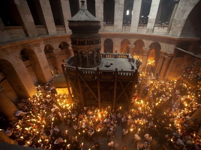 Sfânta Lumină s-a pogorât la Biserica Sfântului Mormânt din Ierusalim. Când va ajunge în România