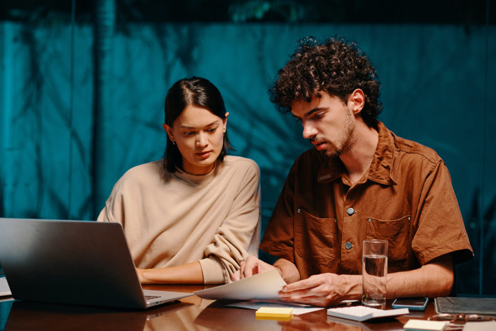 Siguranţă sau frică la început de carieră? Aproape 90% dintre absolvenţii de finanţe spun că au nevoie de o perioadă de tranziţie până la primul job