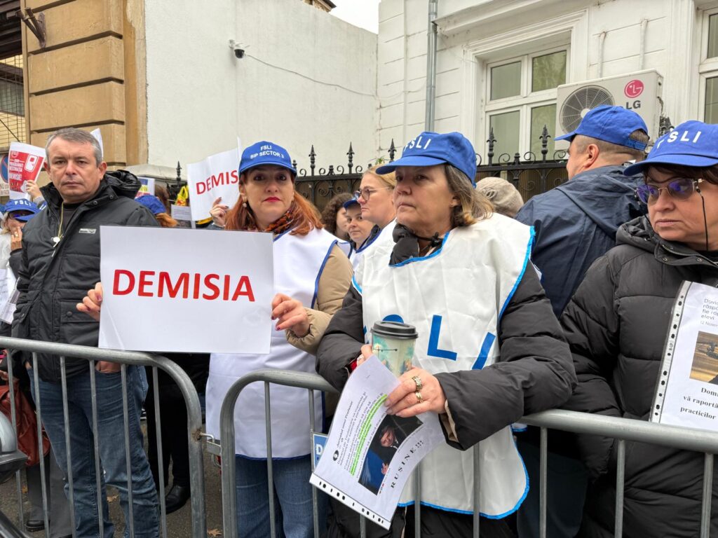 Sindicalişti din învăţământ protestează în faţa Ministerului Educaţiei şi Cercetării față de reducerea cheltuielilor de personal în 2026