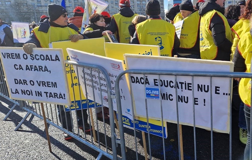 Sindicatele din educaţie critică proiectul noii legi a salarizării: O dovadă că educaţia este îngropată de autorităţi