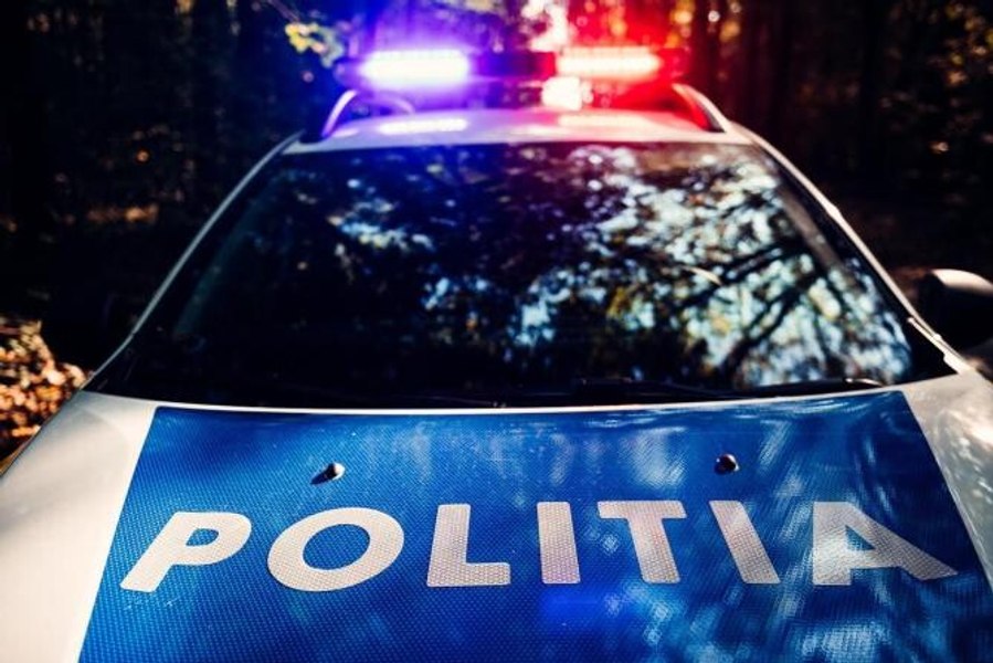 Șoferul de 20 de ani care a fugit de polițiști prin Capitală și a lovit un agent, reținut pentru ultraj și conducere sub influența alcoolului