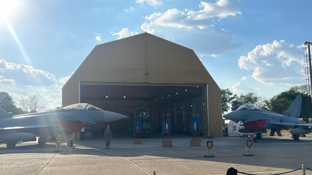 SONDAJ 53% dintre români consideră corectă decizia României de a permite avioanelor de realimentare ale SUA să folosească bazele de pe teritoriul nostru