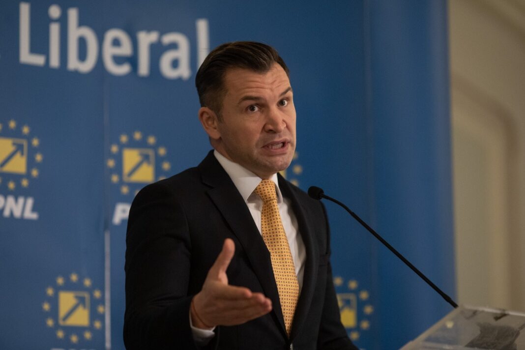 Stroe, după respingerea de CCR a legii privind utilizarea a 40% români pe teren: Populismul AUR a fost demontat