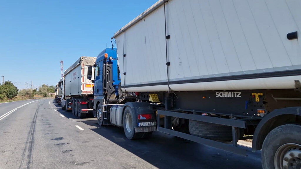 „Suntem nevoiți să mergem cu maxim 82 km/oră” / Scumpirea carburanților pune presiune pe transportatori / Costuri mai mari, marje tot mai mici