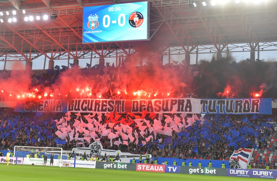 Suporteri steliști arestați după ce au bătut un dinamovist. Au capturat în trafic steagul rivalilor amenințând cu arma