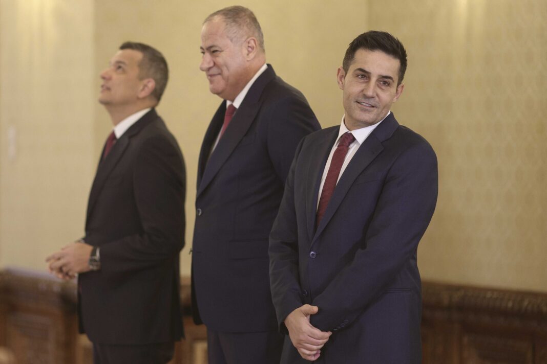 SURSE: Stenograme din ședința PSD / Grindeanu: „Bolojan care le dă tuturor lecții de etică a ieșit la racolat de parlamentari” /  Olguța Vasilescu: „Când alții sunt mămăligi, noi trebuie să arătăm că avem sânge în instalație”