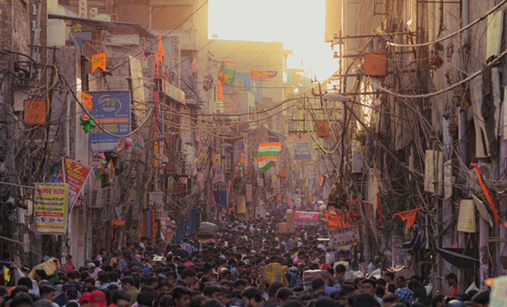 Sute de butelii ascunse într-un cimitir din India, confiscate de poliție în plină criză a energiei generate de războiul din Orientul Mijlociu